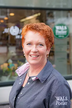 Asta Wals voor de winkel
