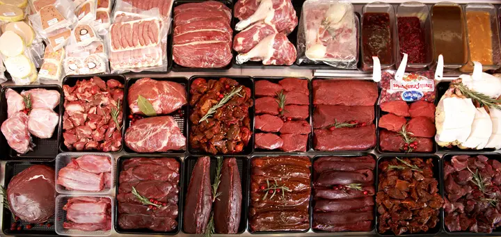 Vitrine vol wildvlees: biefstuk, rollades, stoofvlees en gevogelte